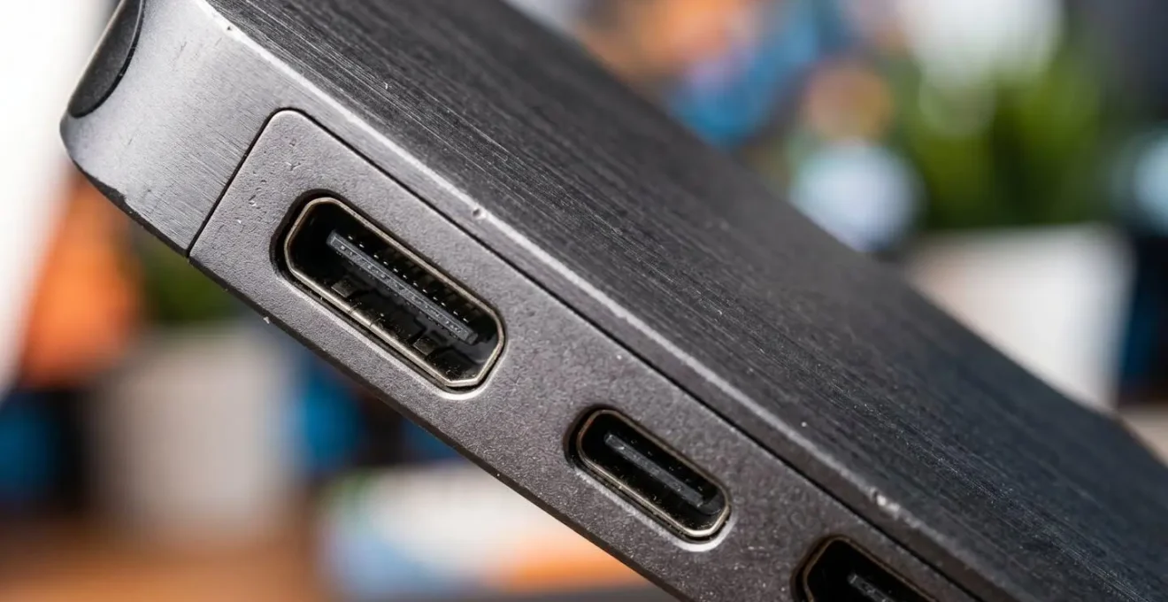 Macro détaillée d'un hub USB-C moderne en utilisation sur bureau professionnel