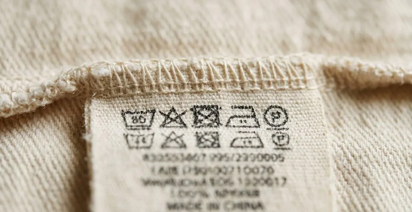 Gros plan sur une étiquette de certification textile avec numéro de licence visible
