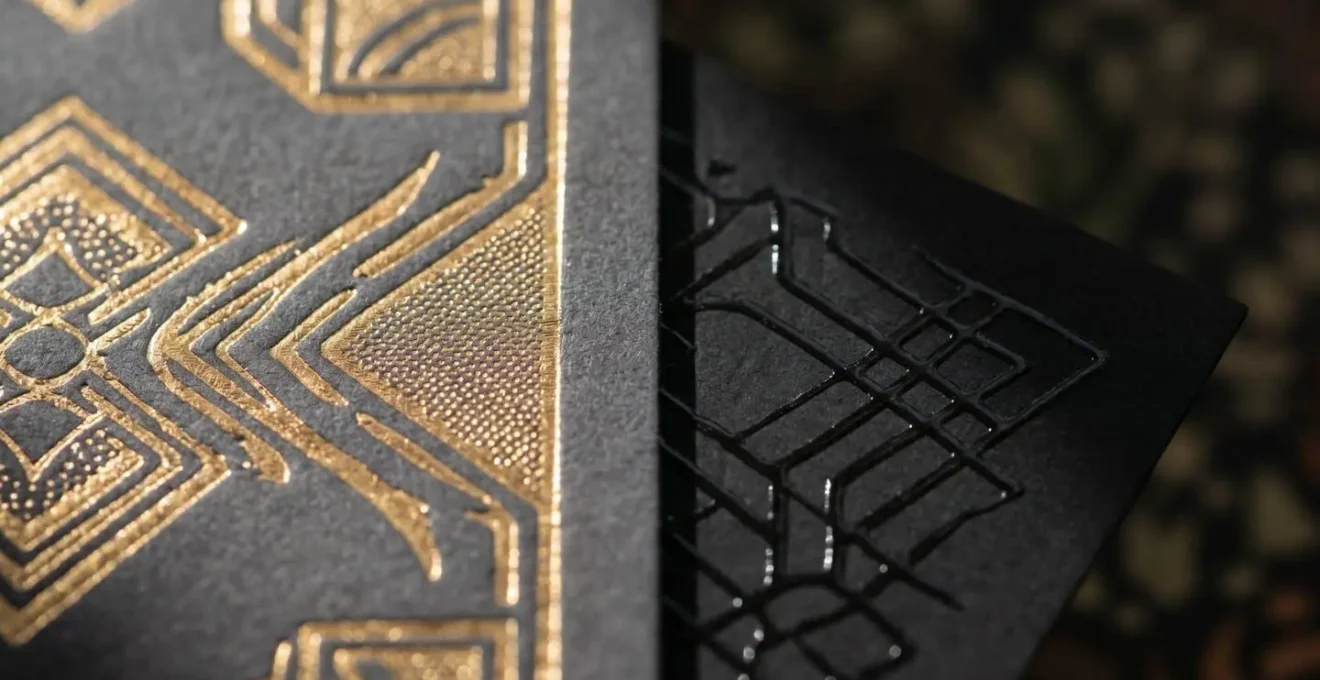 Vue macro comparative de finitions dorure à chaud et vernis sélectif sur papier premium