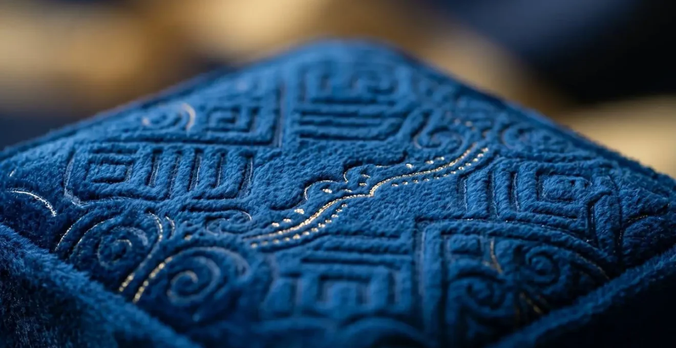 Vue macro de l'intérieur d'un couvercle de boîte premium avec texture velours et éléments interactifs