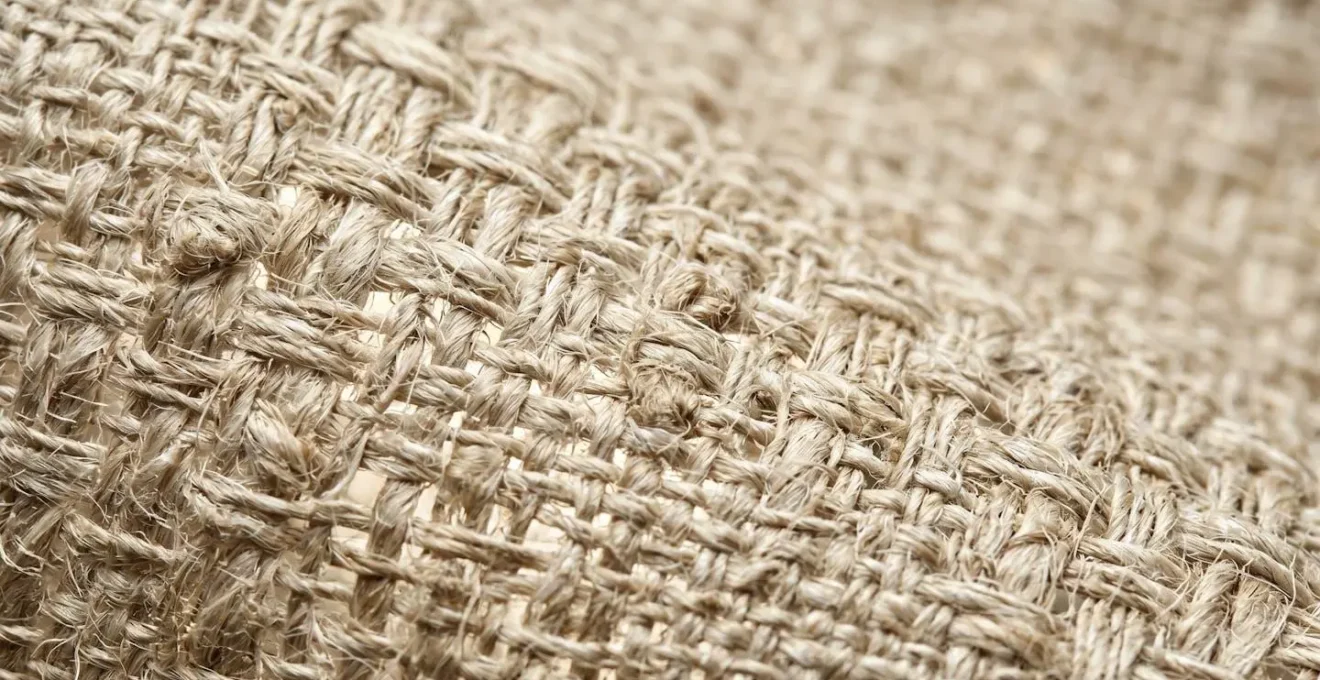 Détail macro du tissu de lin montrant sa structure respirante et ses propriétés naturelles